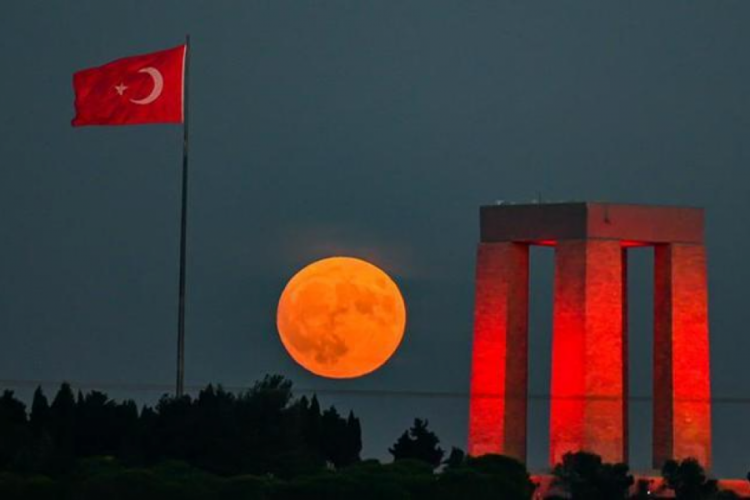 S&uuml;per Mavi Ay kartpostallık g&ouml;r&uuml;nt&uuml;ler oluşturdu