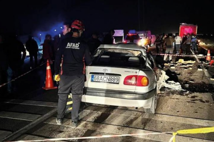 Aksaray'da otomobil odun y&uuml;kl&uuml; kamyonete &ccedil;arptı