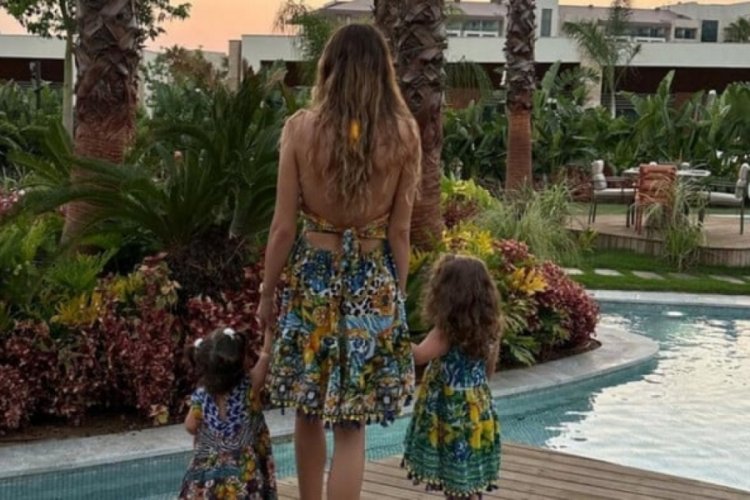 G&uuml;zel oyuncu Sinem Kobal kızlarıyla  poz verdi