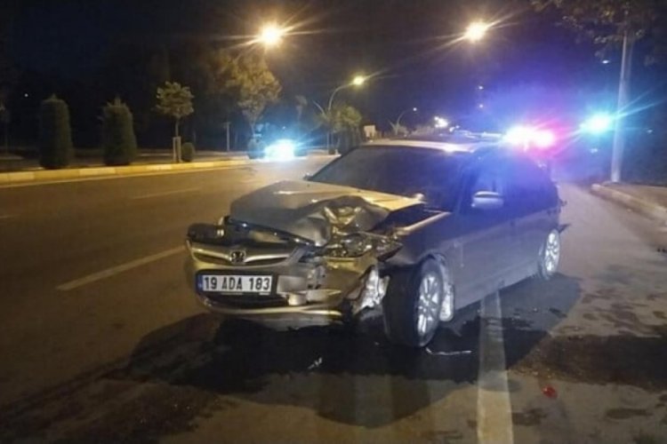 &Ccedil;orum'da otomobil hafif ticari araca &ccedil;arptı! 1 yaralı