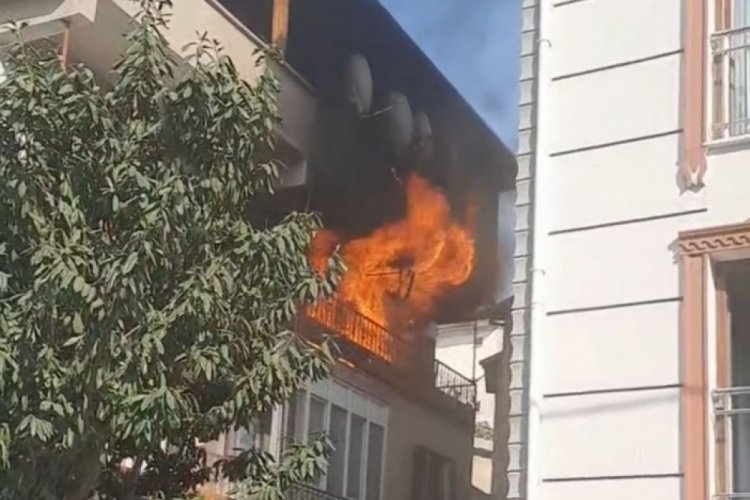 Bursa'da 3 katlı binanın 2. katı alev alev yandı!