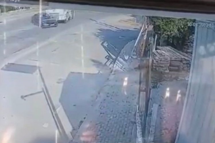 Bursa'da  seyir halindeki s&uuml;r&uuml;c&uuml; kamyonun &ccedil;arpmasıyla savruldu! 4 yaralı