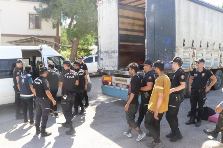 Amasya'da tır dorsesinde 39 d&uuml;zensiz g&ouml;&ccedil;men yakalandı