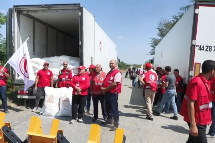 Azerbaycan'ın Ermenilere g&ouml;nderdiği yardım TIR'ları kontrol noktasında bekletiliyor