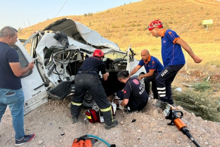 Aksaray'da kamyonet ile hafif ticari ara&ccedil; &ccedil;arpıştı