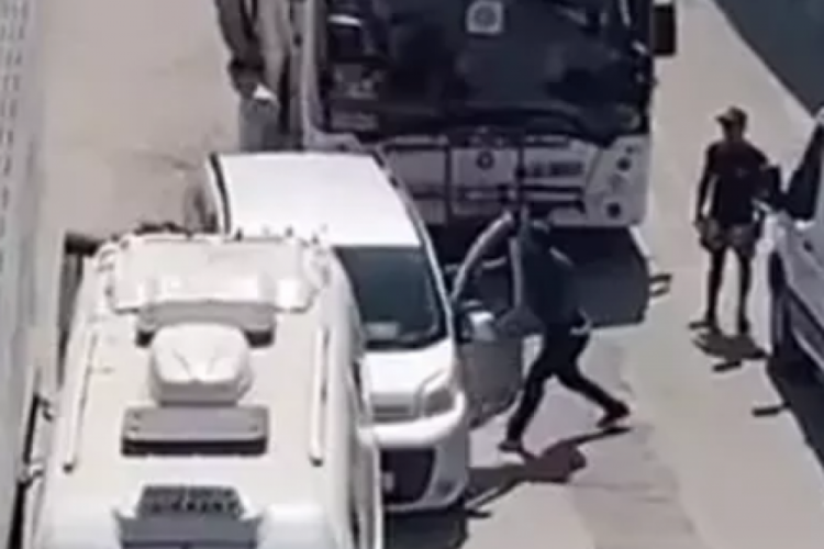 İzmir'de yol verme kavgasında bı&ccedil;aklı saldırı