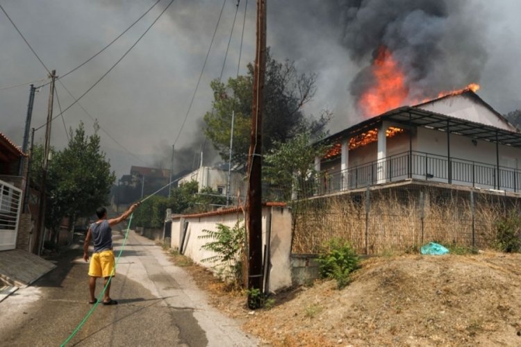 Yunanistan 14 g&uuml;nd&uuml;r yanıyor! Havadan m&uuml;dahalede zorluk yaşanıyor