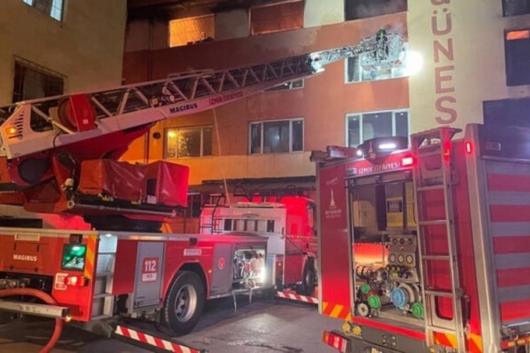 İzmir'de ayakkabı at&ouml;lyesinde yangın &ccedil;ıktı!
