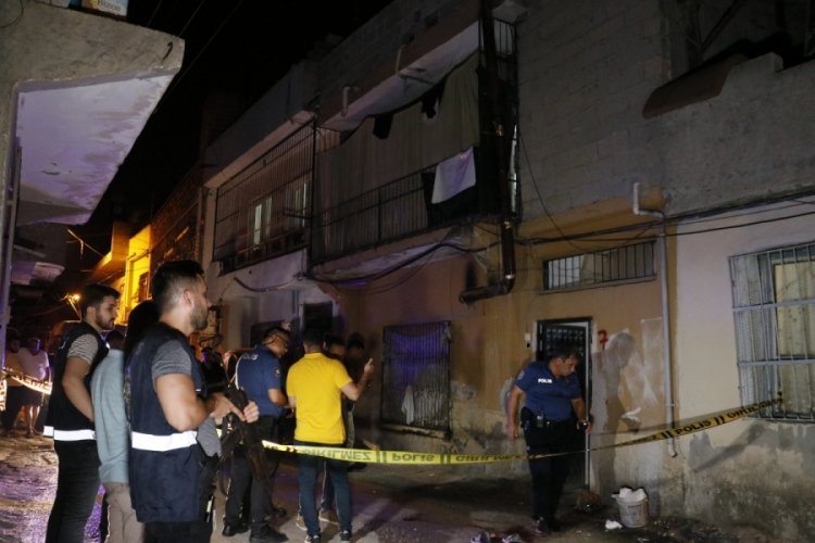 Adana'da zil &ccedil;alınınca balkona &ccedil;ıkan kişi başından vurularak hayatını kaybetti