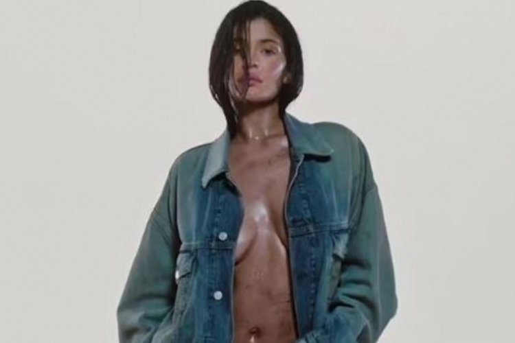 Ablasına &ouml;zendi! Kylie Jenner'dan s&uuml;tyensiz pozlar