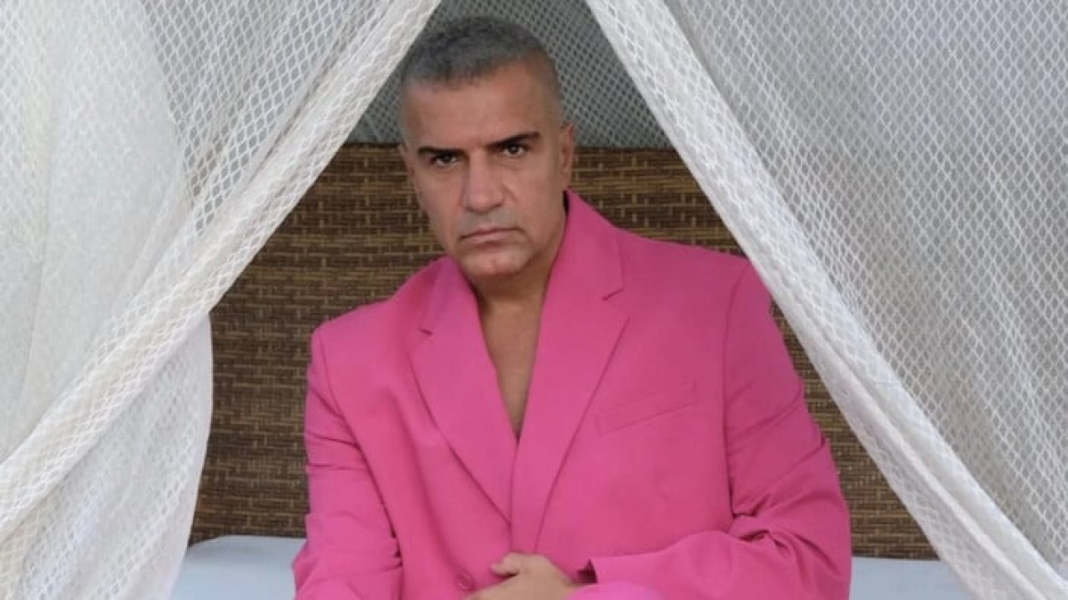 &Uuml;nl&uuml; t&uuml;rk&uuml;c&uuml; Berdan Mardini pembe takım elbiseli pozunu paylaştı
