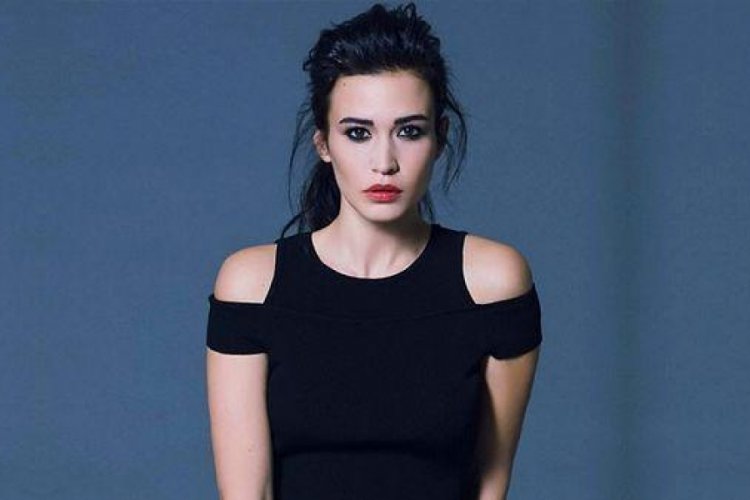 Ecem &Ouml;zkaya oğlunun hocasıyla aşk yaşıyor