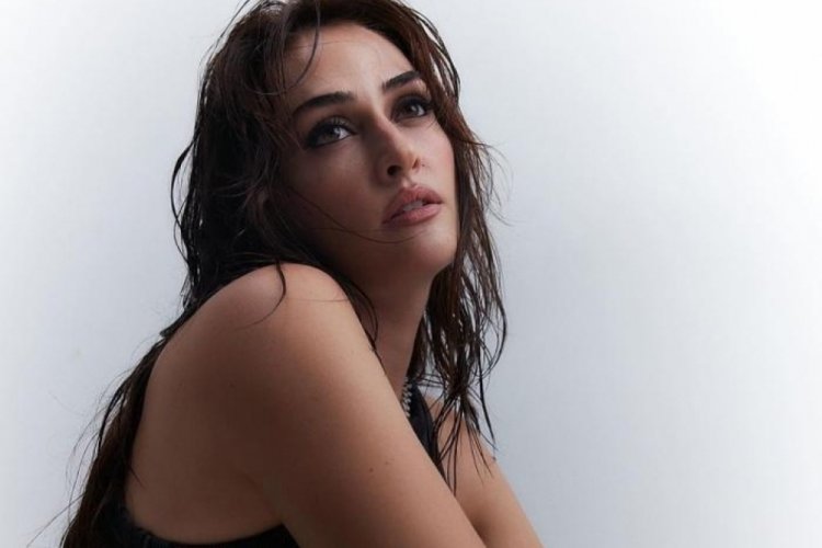Esra Bilgi&ccedil; minisiyle &ccedil;&ouml;melerek poz verdi