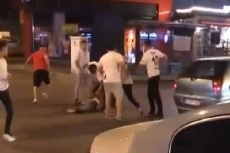 İstanbul'da s&ouml;zl&uuml; taciz iddiasıyla tekme tokat d&ouml;v&uuml;ld&uuml;