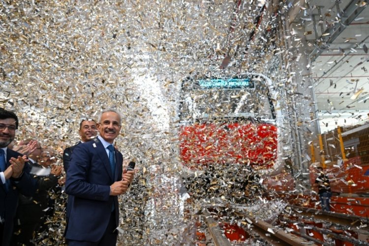 Milli ve yerli s&uuml;r&uuml;c&uuml;s&uuml;z ilk metro aracı raylarda...