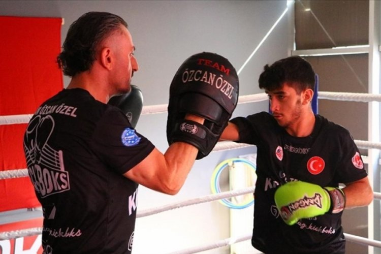 G&uuml;m&uuml;ş madalyalı kick boks&ccedil;u Mehmet Efe g&ouml;z&uuml;n&uuml; şampiyonluğa dikti