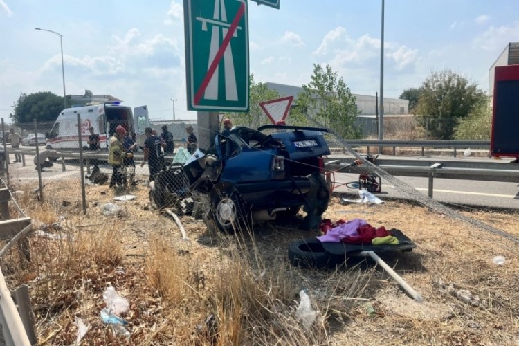 Bursa'da otomobil y&ouml;n levhası direğine &ccedil;arptı! 1 &ouml;l&uuml;