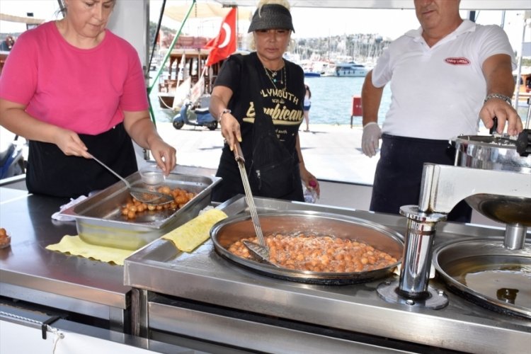 Yonca Evcimik, anne ve babasının hayrına lokma d&ouml;kt&uuml;rd&uuml;