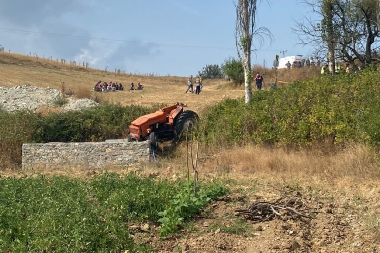 Bursa'da kaza yapan trakt&ouml;r&uuml;n s&uuml;r&uuml;c&uuml;s&uuml; &ouml;ld&uuml;, eşi yaralandı