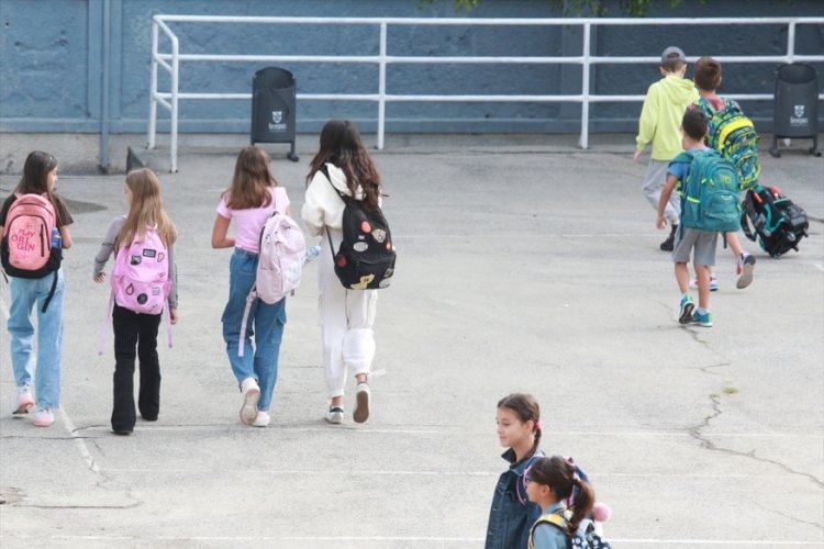 Sırbistan'da &ouml;ğrenciler yeni eğitim yılına başladı