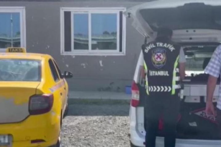 İstanbul'da taksici g&uuml;zergah nedeniyle yolcuları ara&ccedil;tan indirdi!
