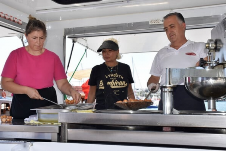Yonca Evcimik Muğla'da lokma d&ouml;kt&uuml;rd&uuml;