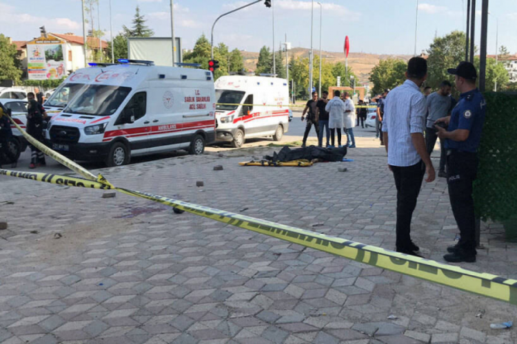 Elazığ'da ambulansta kalp masajı yapılırken silahla vurularak &ouml;ld&uuml;r&uuml;ld&uuml;