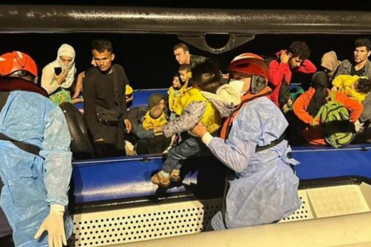 İzmir'de 37 d&uuml;zensiz g&ouml;&ccedil;men yakalandı