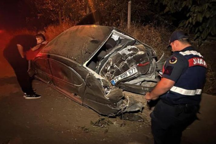 Elazığ'da kontrolden &ccedil;ıkan otomobil yoldan &ccedil;ıktı: 3 yaralı