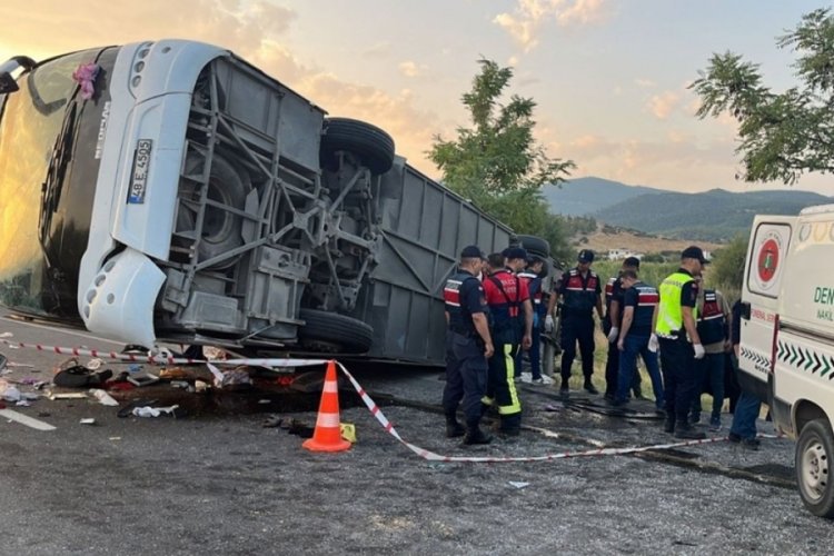 Denizli'de kamyon otob&uuml;se &ccedil;arptı: 6 &ouml;l&uuml;, 43 yaralı