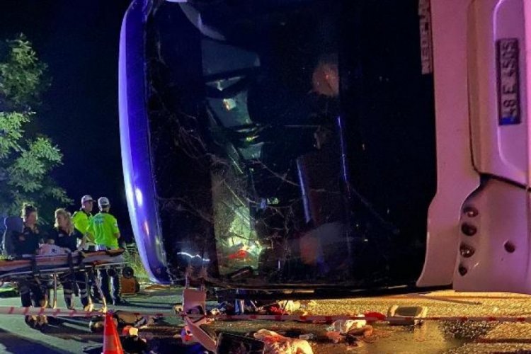 Kocaeli'de otomobil TIR'ın altına girdi: 1 &ouml;l&uuml;