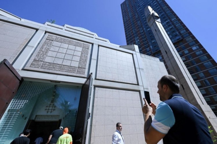 New York'ta ilk defa ezan hoparl&ouml;rle dışarıya yansıtıldı