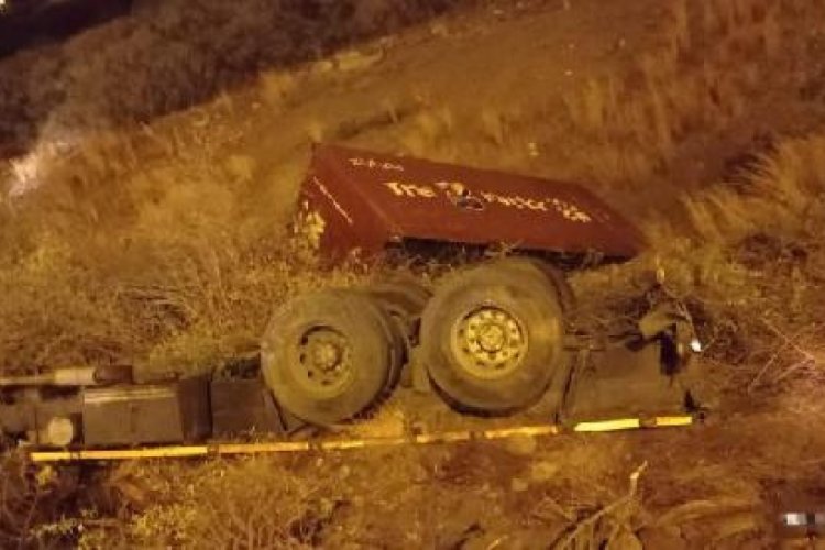 Adana'da kamyon şarampole yuvarlandı: 1 &ouml;l&uuml;