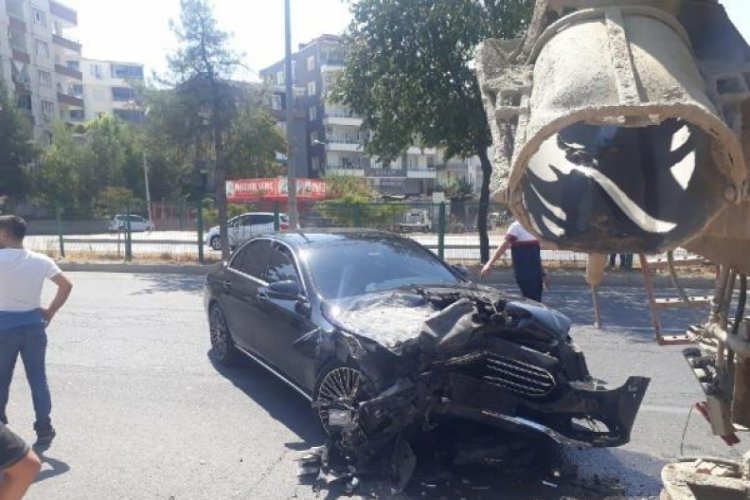 Batman'da beton mikserine &ccedil;arpan otomobilin s&uuml;r&uuml;c&uuml;s&uuml; yaralandı