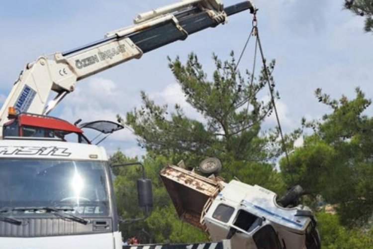 &Ccedil;anakkale'de şarampole yuvarlanan kamyonetin s&uuml;r&uuml;c&uuml;s&uuml; &ouml;ld&uuml;