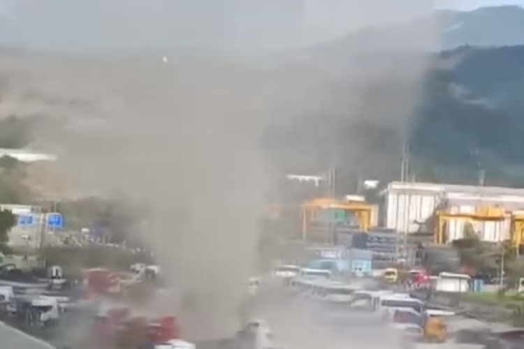 Karab&uuml;k'te hortum oluştu!