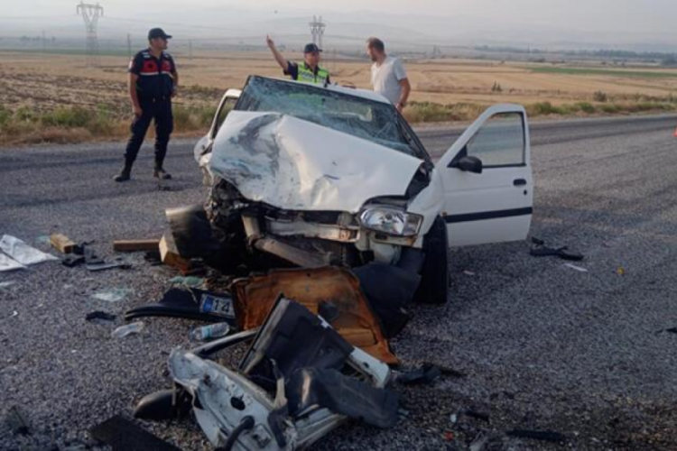 &Ccedil;orum'da iki otomobil &ccedil;arpıştı: 5 yaralı 2 &ouml;l&uuml;