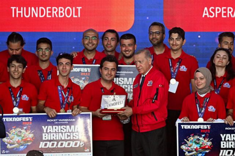 Teknofest birincisi GA&Uuml;N takımı &ouml;d&uuml;l&uuml;n&uuml; Cumhurbaşkanı Erdoğan'dan aldı