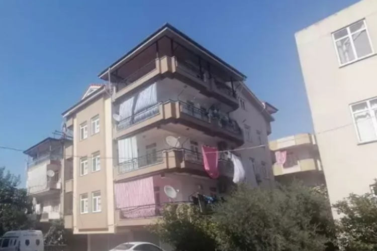 Antalya'da 3 yaşındaki &ccedil;ocuk pencereden d&uuml;şerek hayatını kaybetti