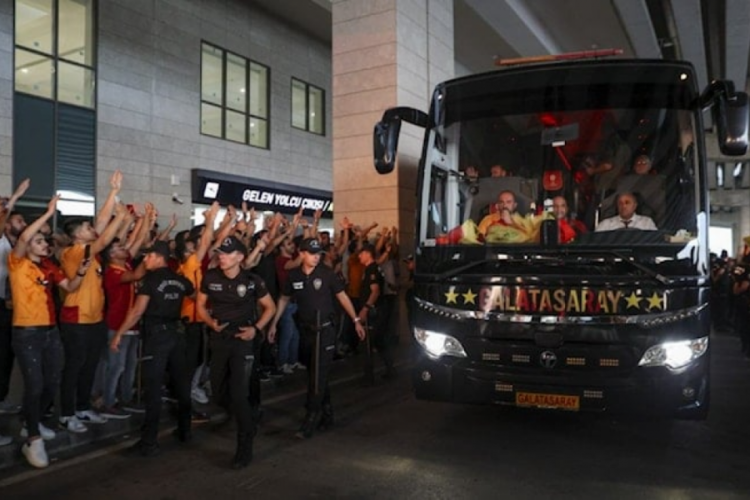 Galatasaray'a taşlı saldırı!
