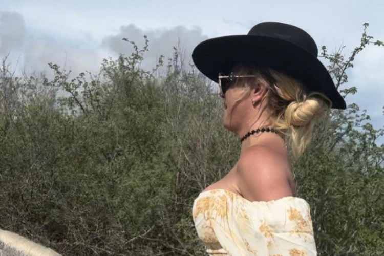 Britney Spears ata &ccedil;ıplak bindi