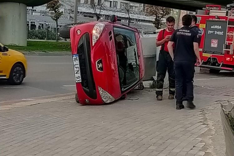 Bursa'da ilgin&ccedil; kaza! Otomobil yan yattı