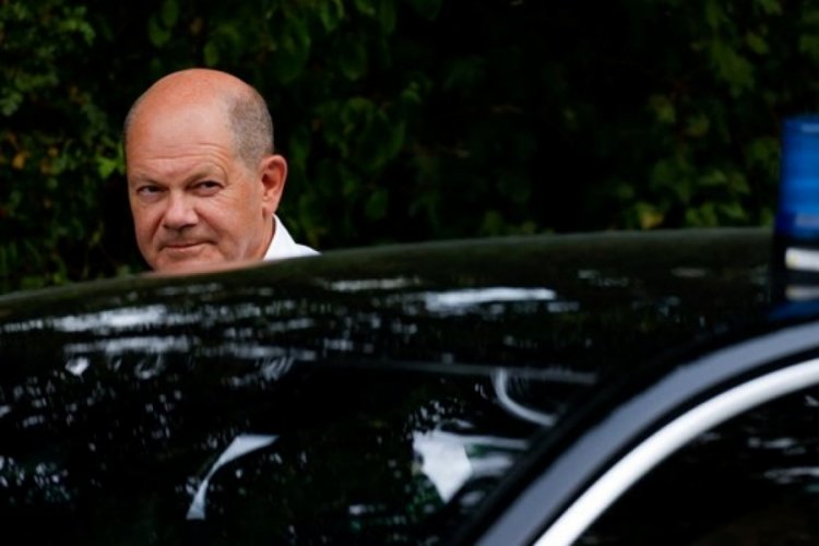 Almanya Başbakanı Scholz koşarken d&uuml;şerek yaralandı