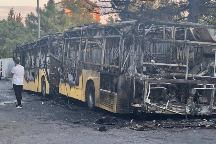 İstanbul'da yanan İETT otob&uuml;s&uuml; kullanılamaz hale geldi