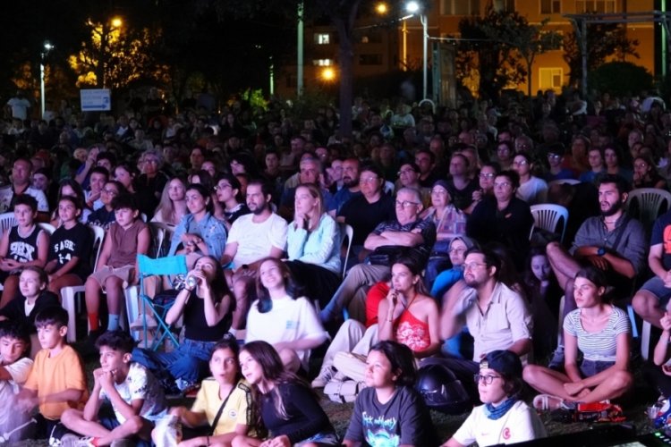 İzmir'de vatandaşlar T&uuml;rkiye-Sırbistan final ma&ccedil;ını meydana kurulan ekranda izliyor