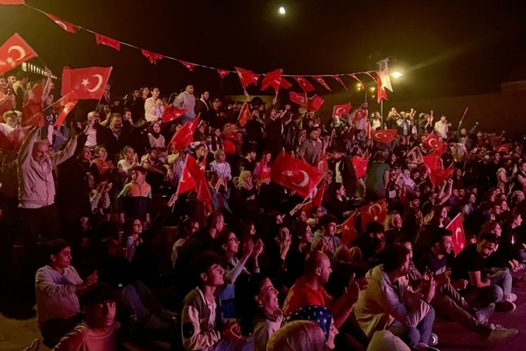 Kars'ta vatandaşlar, T&uuml;rkiye-Sırbistan final ma&ccedil;ını Kars Kalesi eteklerinde izledi