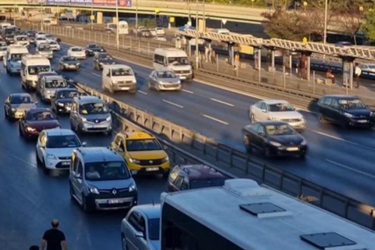Okullar a&ccedil;ıldı: İstanbul'da trafik yoğunluğu