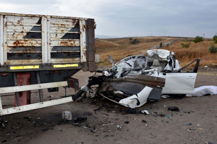 Kırıkkale'de otomobil tıra &ccedil;arptı: S&uuml;r&uuml;c&uuml; &ouml;ld&uuml;, eşi yaralandı