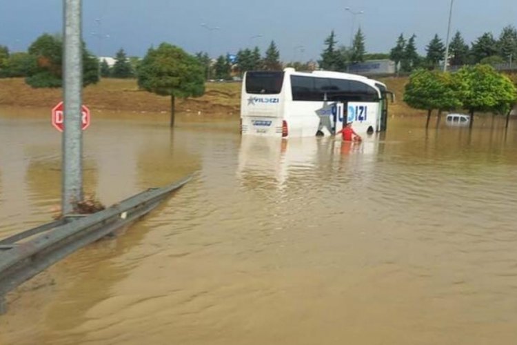 Samsun'daki selde otob&uuml;ste mahsur kalan 17 kişi kurtarıldı