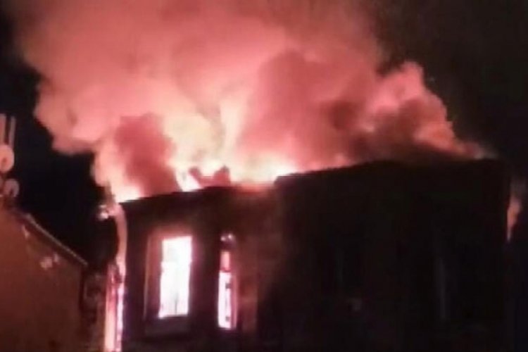 İstanbul Beyoğlu'nda 2 katlı metruk bina alev alev yandı